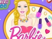 barbie isi face unghiile de paste